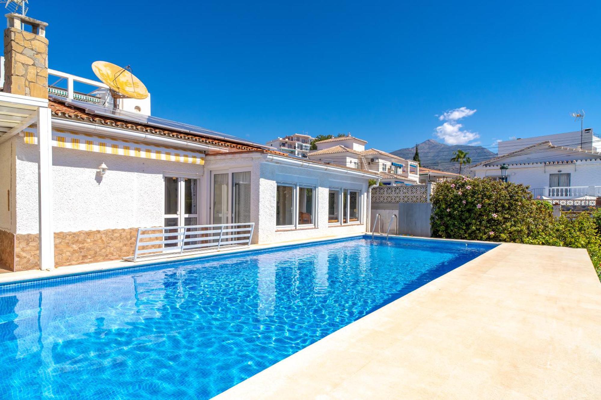 Villa Sevilla Casasol Нерха Екстериор снимка